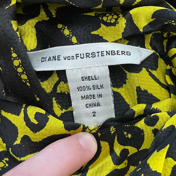 Diane von Furstenberg VTG Silk Halter Top Yellow Black Floral Tie Neck‎ Size 2 - Picture 2 of 6